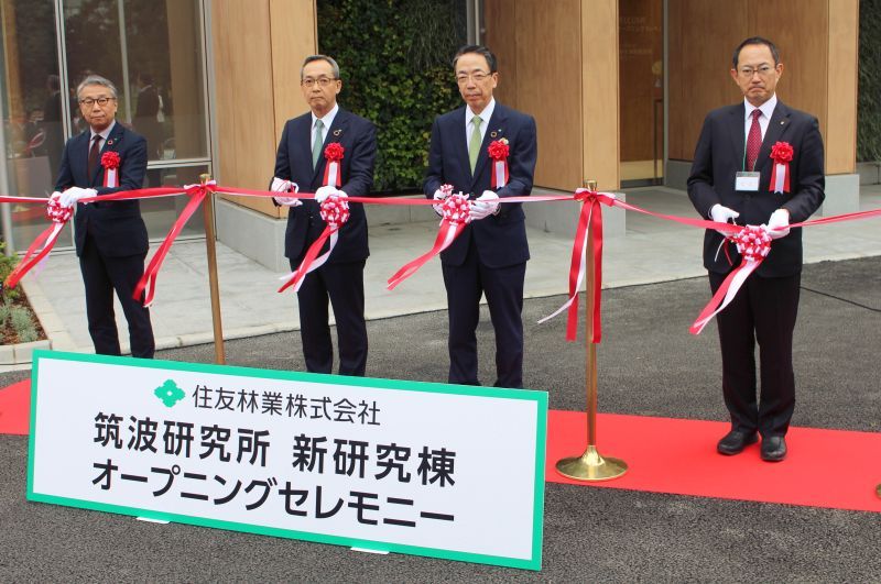 左から住友林業の中嶋一郎筑波研究所長、市川社長、佐藤建副社長、川田工業の川田忠裕社長
