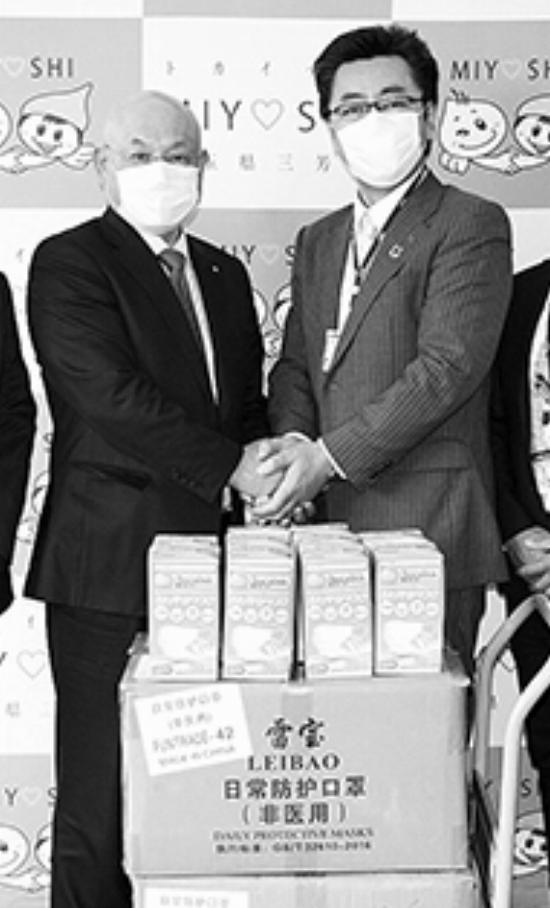 安井代表取締役(右)から林町長にマスクが渡された