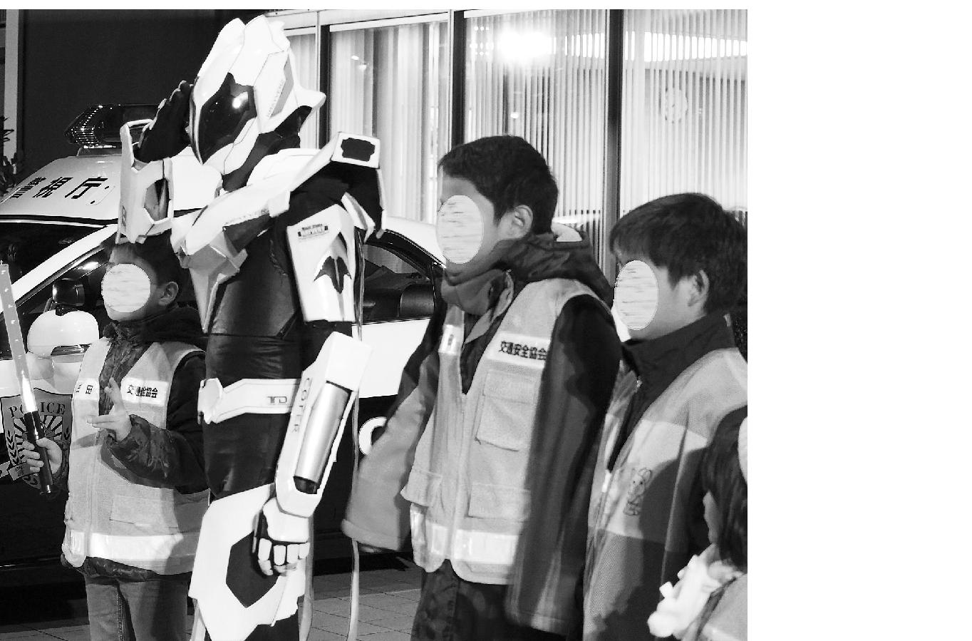 交通安全見守り活動は警察、町会と連携