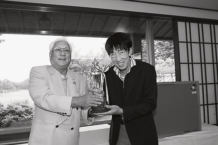 優勝した宮坂氏(右)とゴルフ同好会会長の佐々野氏