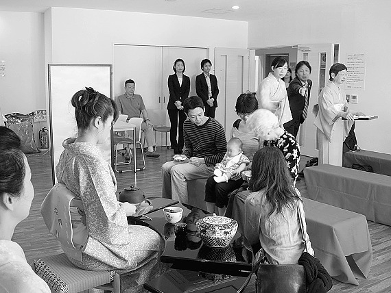室内で行われたお茶会