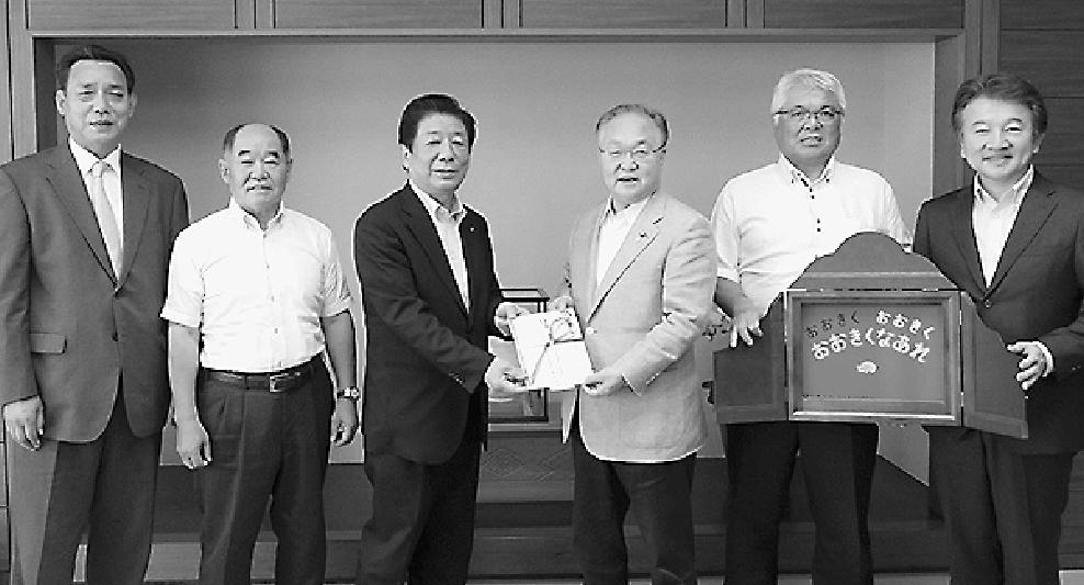 地域貢献活動の一環として、川口市に図書購入費などが寄付された