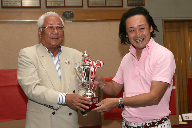 優勝した澤田氏(右)とゴルフ同好会会長の佐々野氏