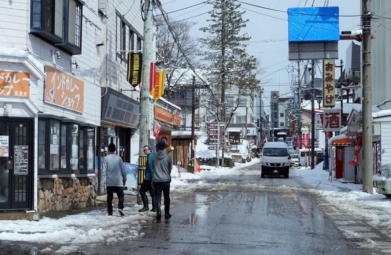 新潟県妙高市の赤倉温泉では飲食店街が続き、夜になるとアフタースキーで盛り上がる