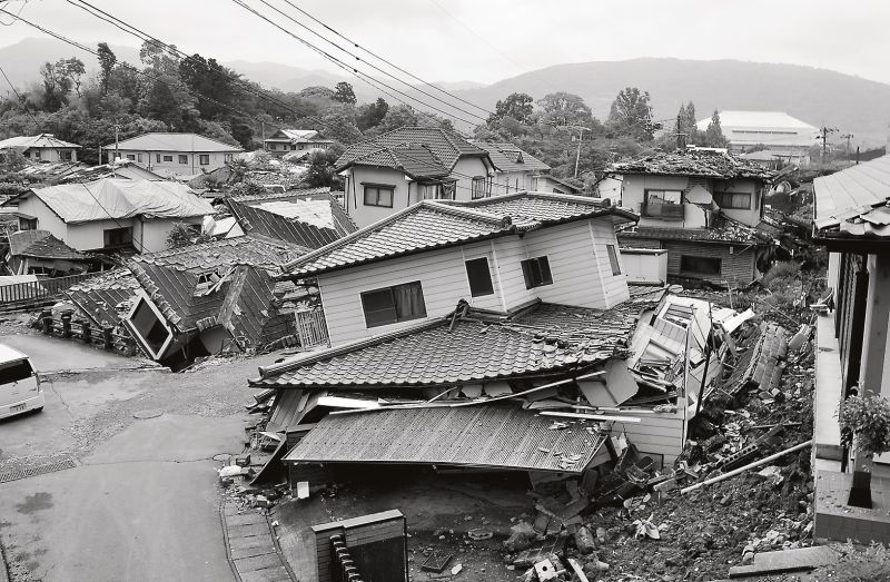 益城(ましき)町では住宅に大きな被害が出た。地震発生から数週間経過しても瓦礫は手付かずのままだ。作業員や工事事業者を求める声が現場では高まっている