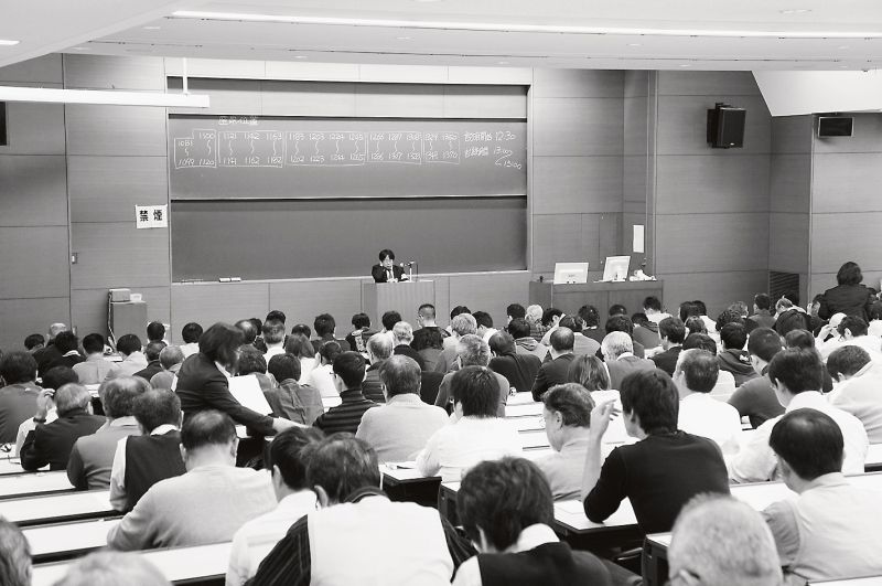 試験を目前にして緊張の面持ちで開始時間を静かに待つ受験生たち=都内の試験会場で