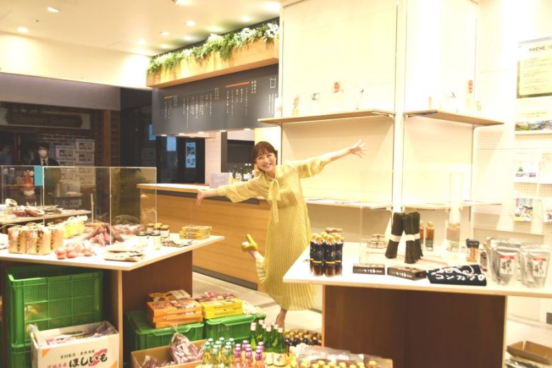 「マナベルマルシェ」店舗を笑顔で紹介するゲストの鈴木奈々さん