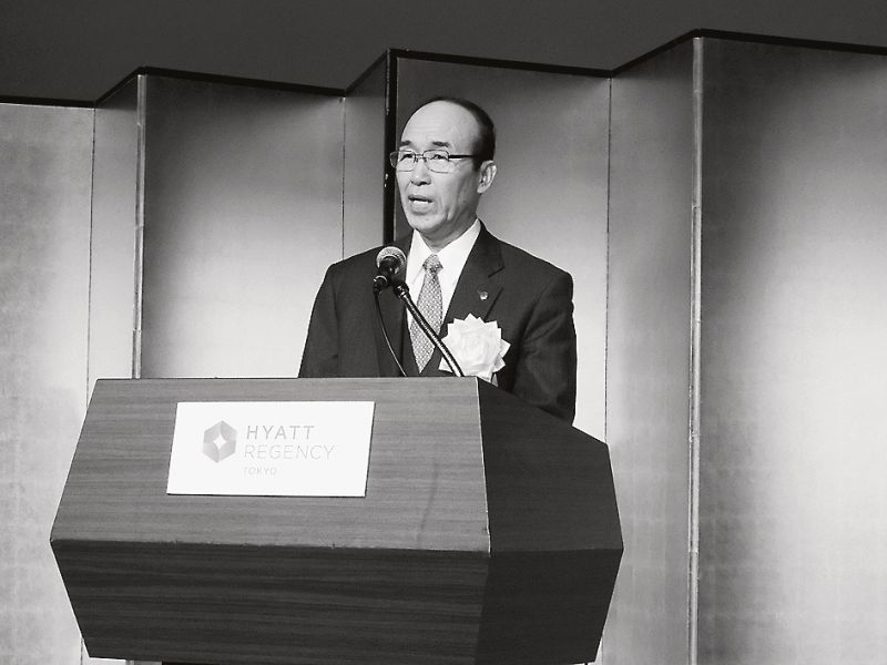 お祝いのことばを述べる岸隆司学院長