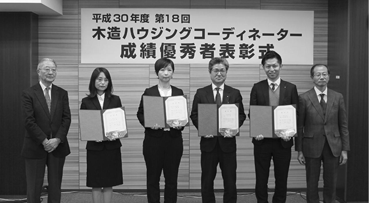表彰を受けた成績優秀者(中央)