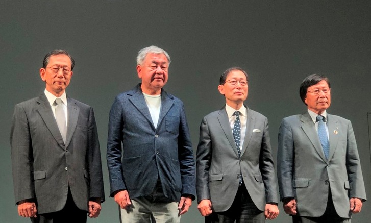 右から宮下正裕竹中工務店会長、亀井忠夫日建設計社長、隈研吾東大教授、隅修三東京海上日動火災相談役