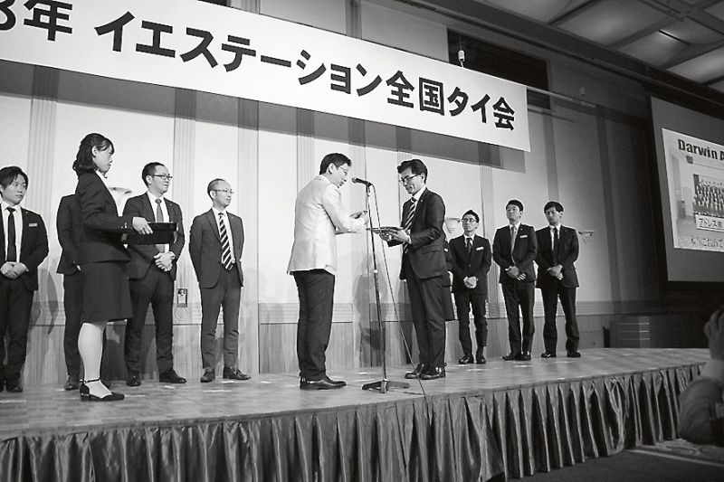 ダーウィン賞を受賞し、井上社長から楯を受け取るアドレスの高尾社長(中央右)