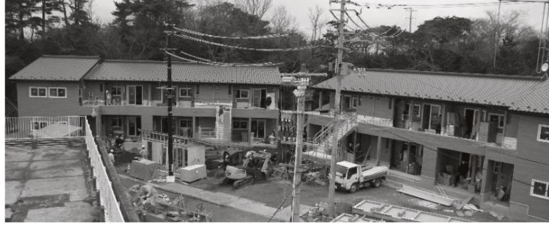 URが塩竈市から建設要請を受け、着工していた浦戸野々島災害公営住宅。3月9日、東日本大震災から4年を前に完成した。島民と意見交換を重ねて、島のライフスタイルを反映した住宅・屋外プランが特徴(UR発表資料より)