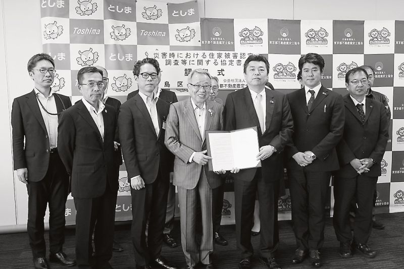 調印式風景。中央左が高野区長、右が吉村会長