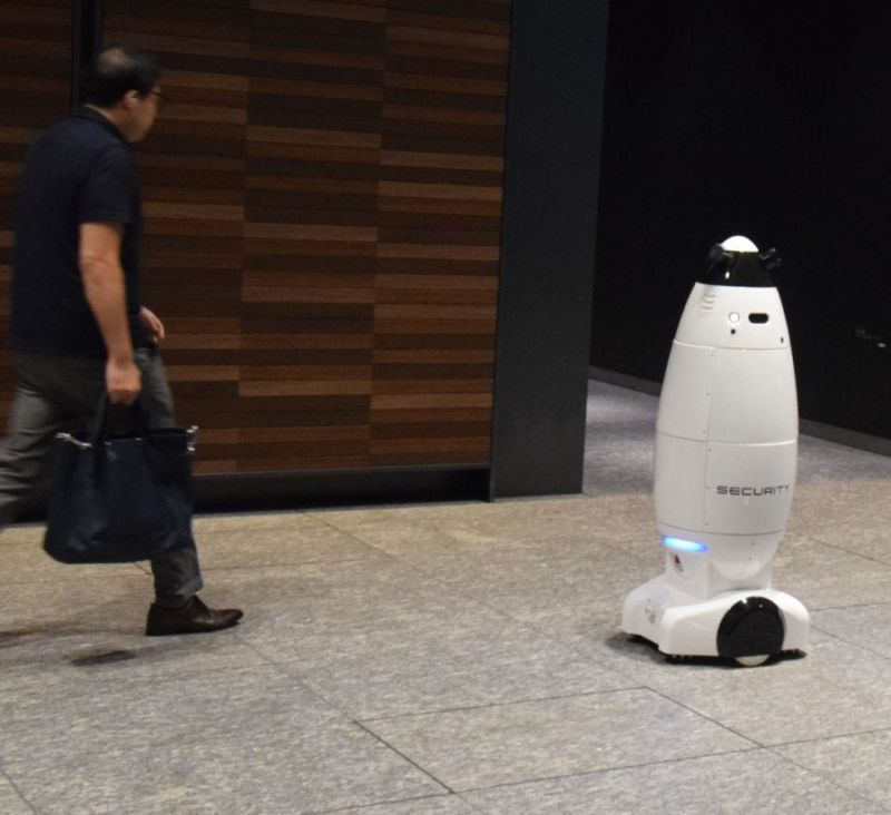 センサーを使い、フロアを自走する警備ロボット「ＳＱ―２」
