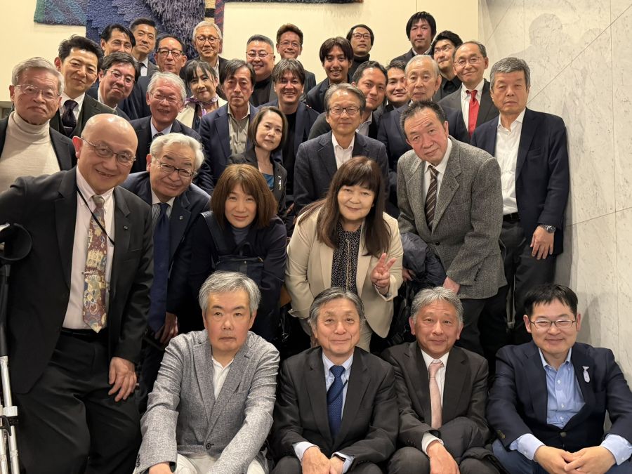 花見会・社員総会の後の記念撮影。最前列一番左が真鍋茂彦氏、その右手が竹井英久氏