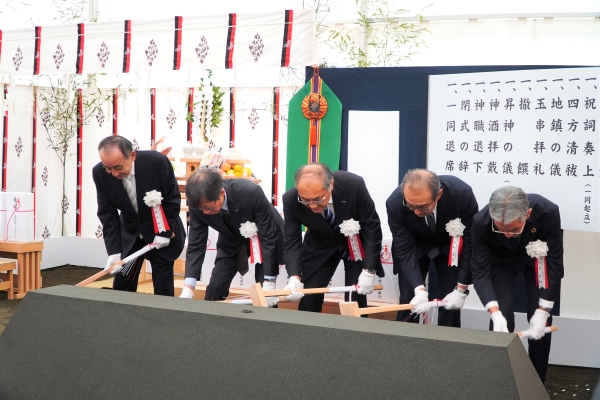 安全祈願祭では、各社トップが鍬入れを行った