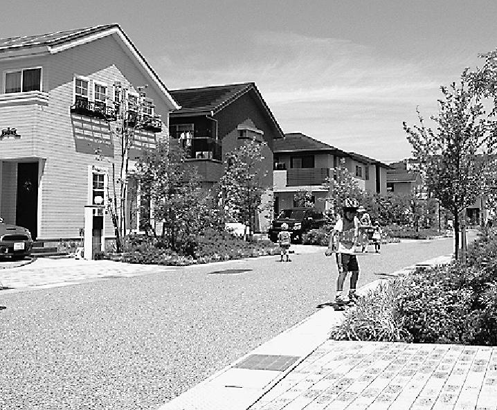 住宅地内の道で遊ぶ子供