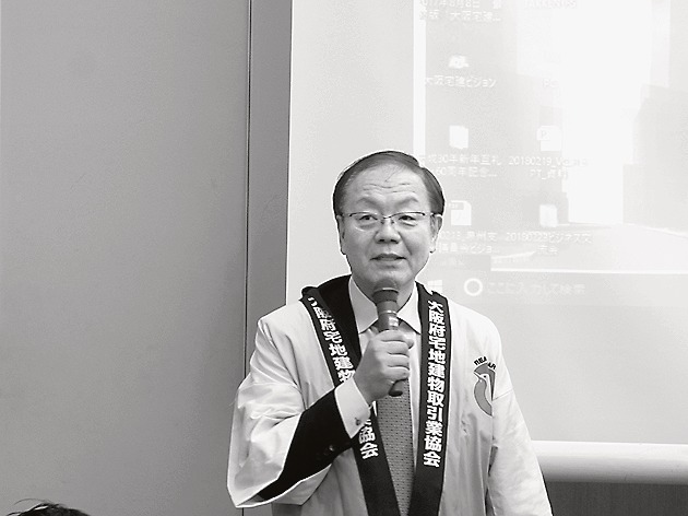 あいさつする阪井会長