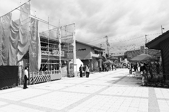 開放的な展示場。左手前が構造見学のできる「伝統的モデル棟」