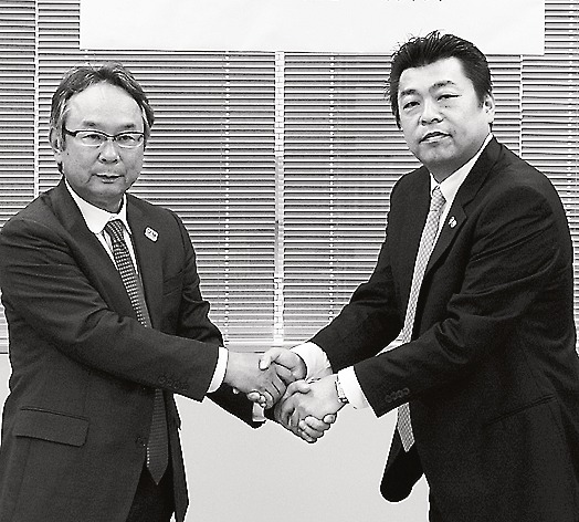 業務提携で握手を交わす全日東京・中村本部長(左)と都鑑定士協・吉村会長(右)