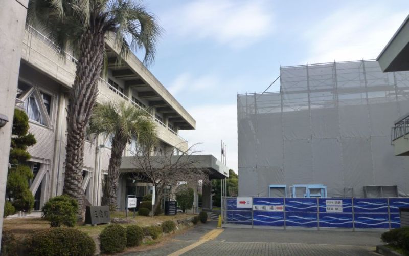 「みぃも」は町役場の敷地内に建設(写真左側は役場庁舎)