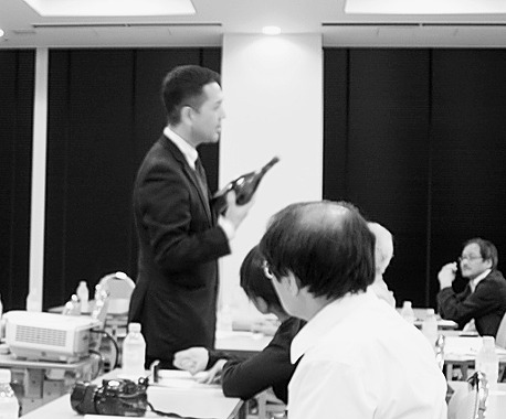 熱心に語り掛ける荷方准教授