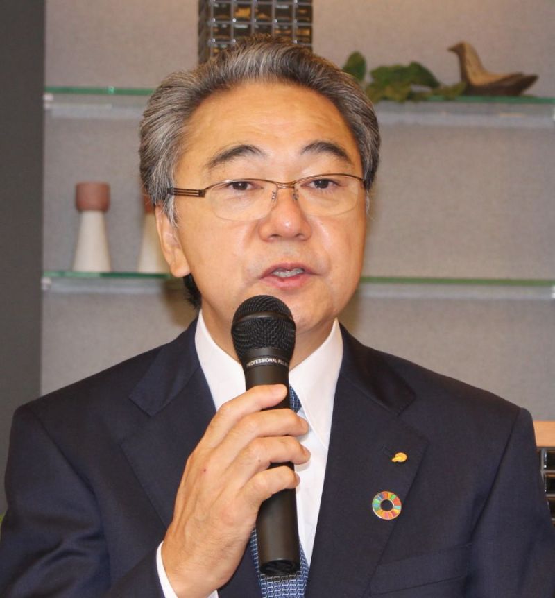 会見に臨む宮沢社長