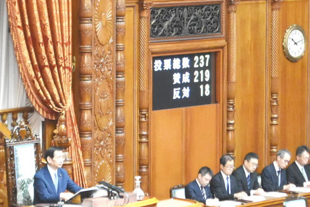 参議院本会議での老朽化マンション対策法案採決の様子。賛成219、反対18の賛成多数で可決、成立した(5月23日撮影)