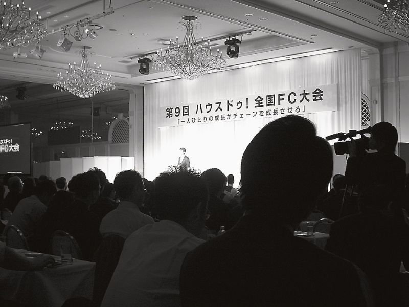 大勢の参加者の前であいさつと講演を行った安藤社長