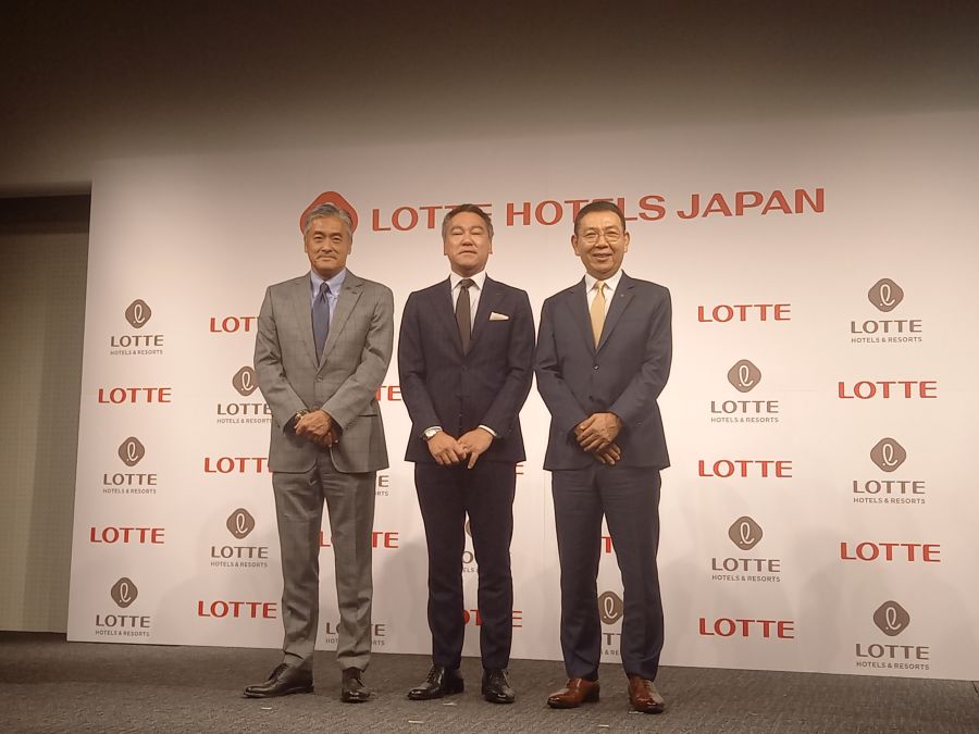 左からロッテHDの玉塚元一代表取締役社長CEO、ロッテホテルズジャパンの福井朋也代表取締役社長、韓国のホテルロッテ、ジョン・ホソクCEO