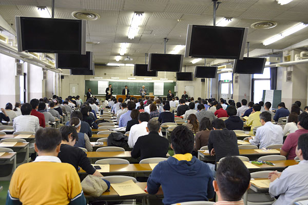 名称が変更してから初めての試験が10月18日に行われる。「士」に変わったことで資格者のスキルアップが更に求められている(写真は昨年の宅建主任者試験の様子)