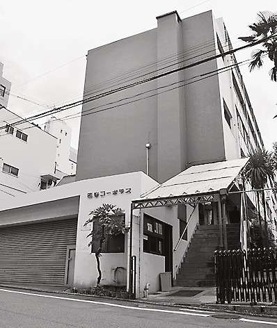 解体を控えた四谷コーポラス外観(9月5日撮影)