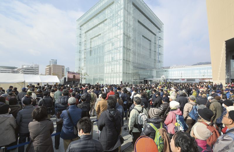 HAT神戸で開かれた追悼式典には約6100人が参加した。それぞれの胸にある〝20年前〟はどのようなものか。いつまでも思い起こし続けることが大切だ