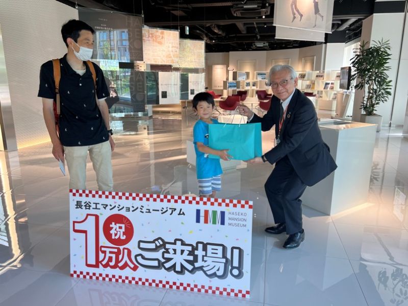 記念品を渡す江口館長(写真右)