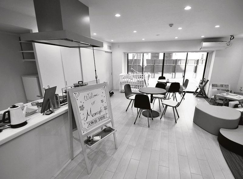 キッチン設備とキッズスペースを設けた「マムカフェ」。子育て層を中心に良好なコミュニティ形成の場となる。庭にはテラス席もある