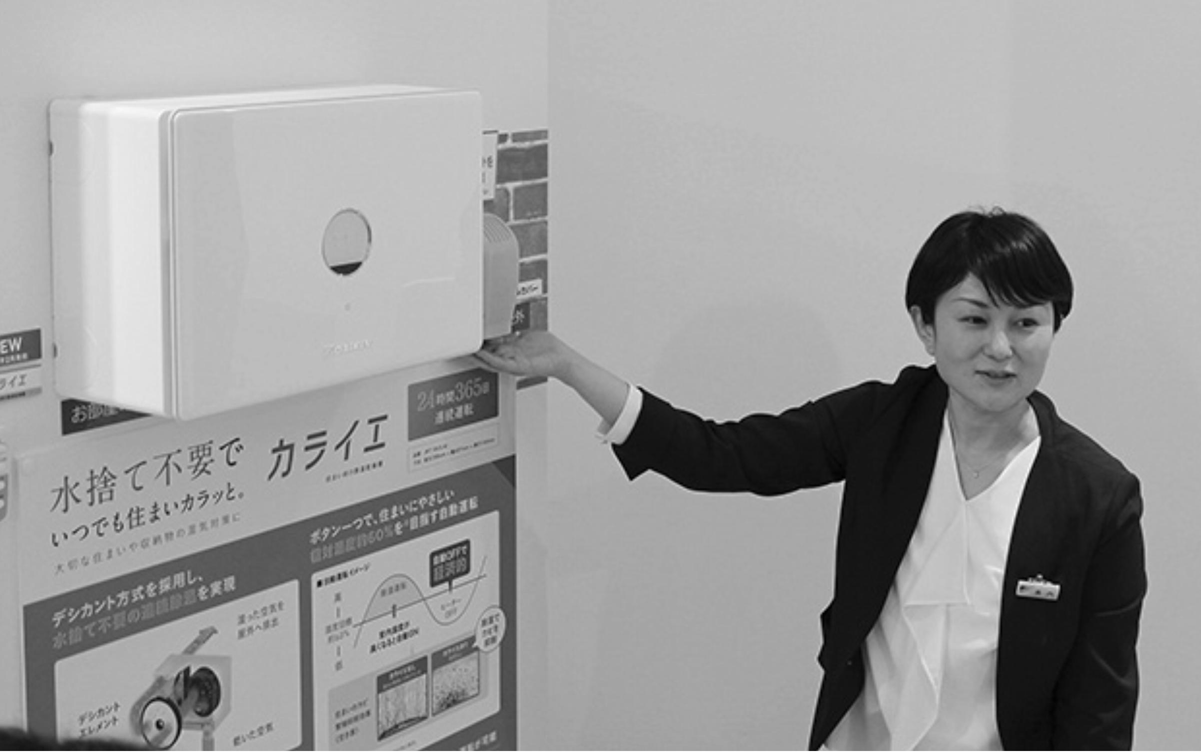 ショールームで商品の特徴を説明