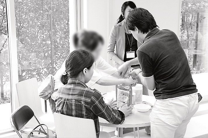 セミナーではグループに分かれ実際に温かい非常食の調理と試食も行った