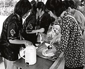 実際にホットタオルづくりを体験した