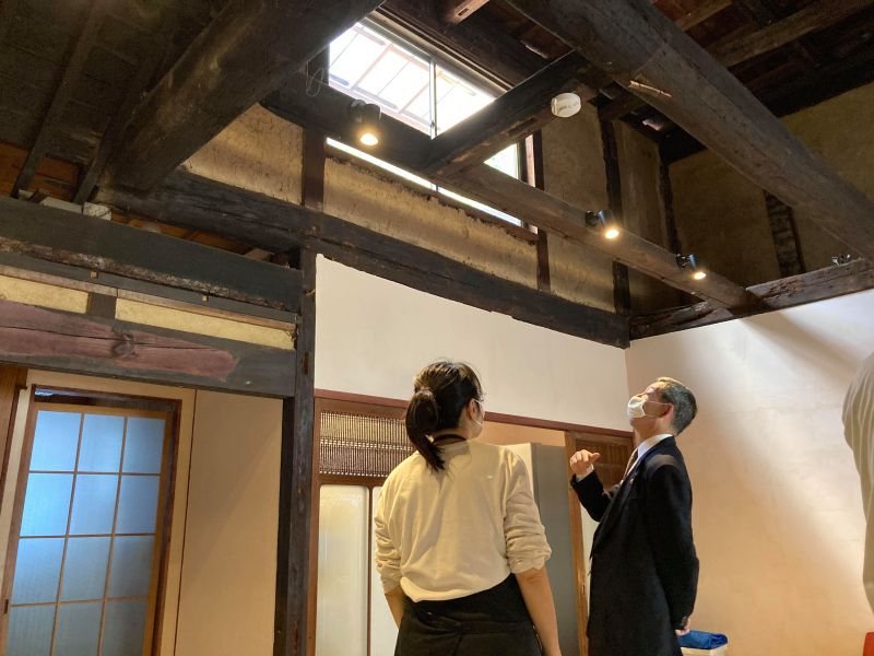 呉市の新原市長に古民家再生について説明する妻