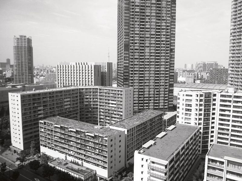 内需の柱である住宅市場がどう展開するか。経済回復の大きなカギを握ることになりそうだ(東京都江東区の臨海部で)