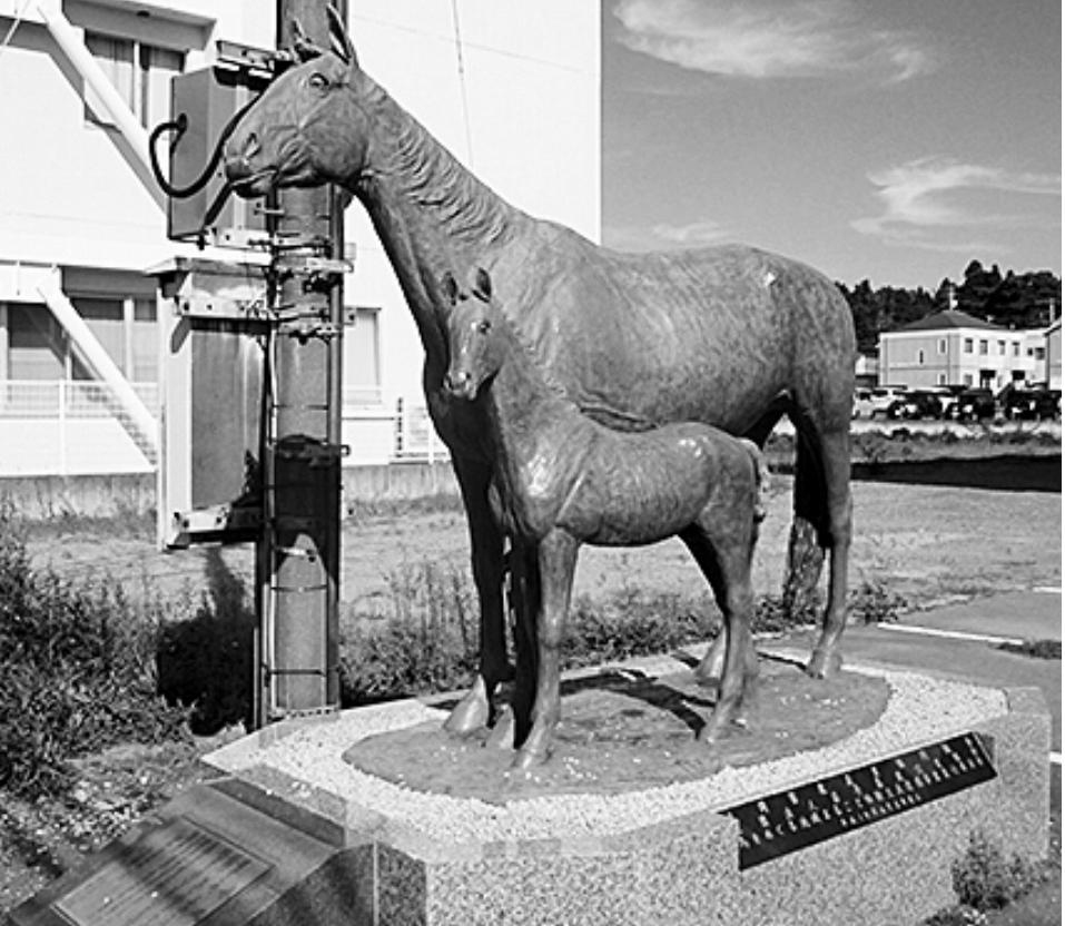 (上)盛岡馬検場跡地に立つ馬の記念碑 (左)馬印が刻まれた土蔵の鬼瓦