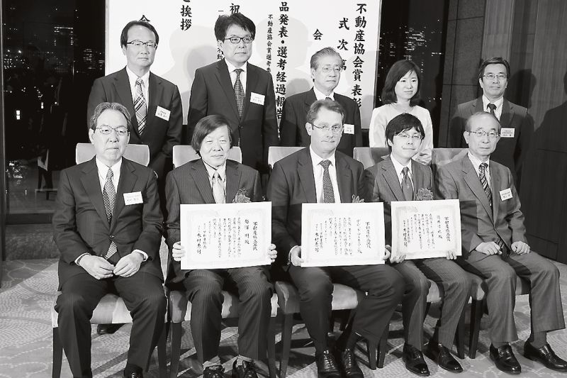 受賞した3氏(中央)と選考委員