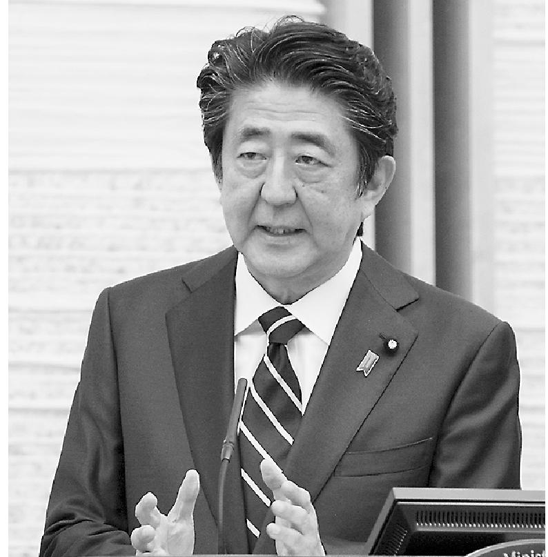 会見する安倍総理(5月14日、専門新聞協会提供)