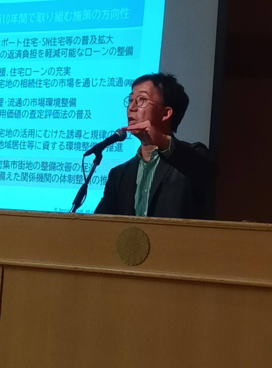 11月25日に明治記念館で開かれた第48回不動産女性塾で講演する池本洋一氏。豊富なデータを駆使し、住宅マーケットの現状を語るその軽妙な語り口に聴衆は魅了された