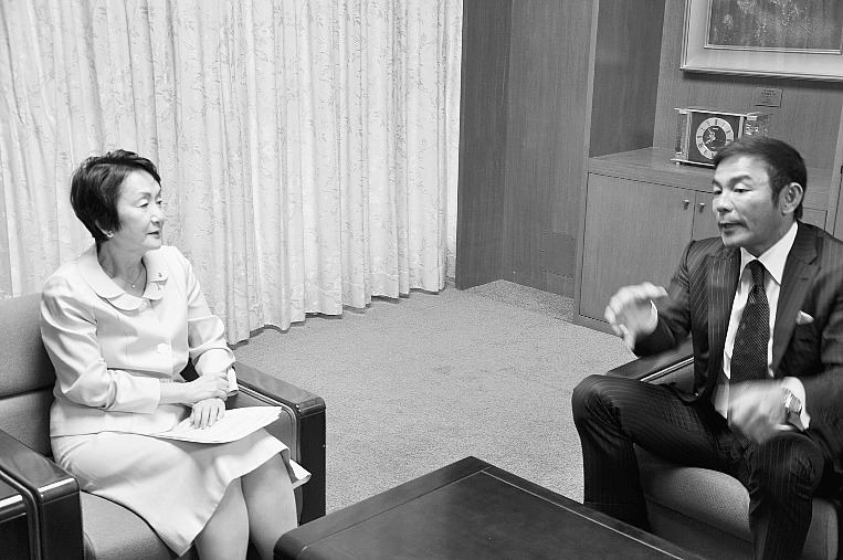 対談する林市長(左)と北見社長