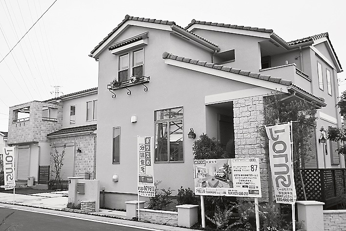 外観は仏風のデザインに統一