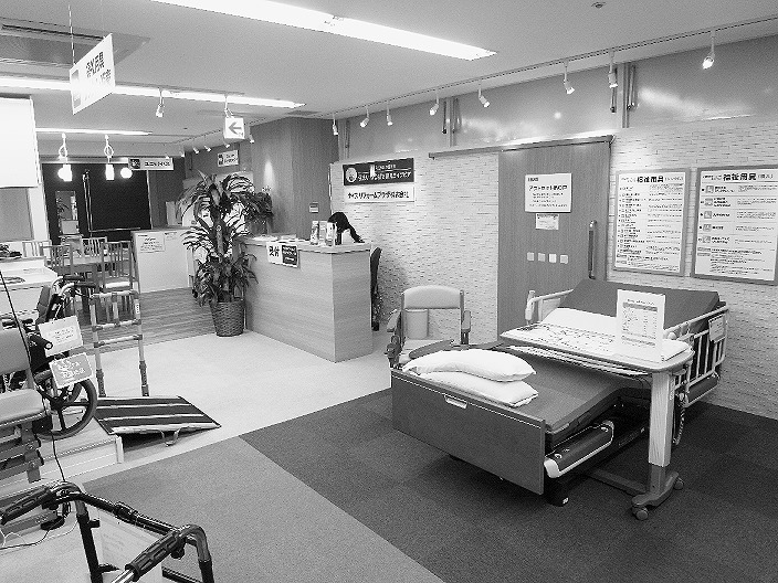 店舗内では車いすや可動式ベッド、歩行補助杖などを展示