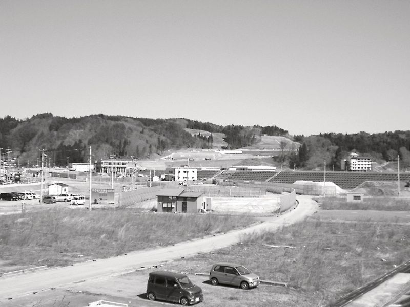 宮古市田老地区。手前が区画整理事業地、奥が移転先団地