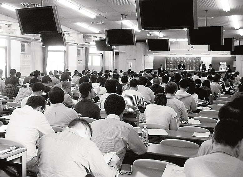 昨年行われた宅建試験の会場風景
