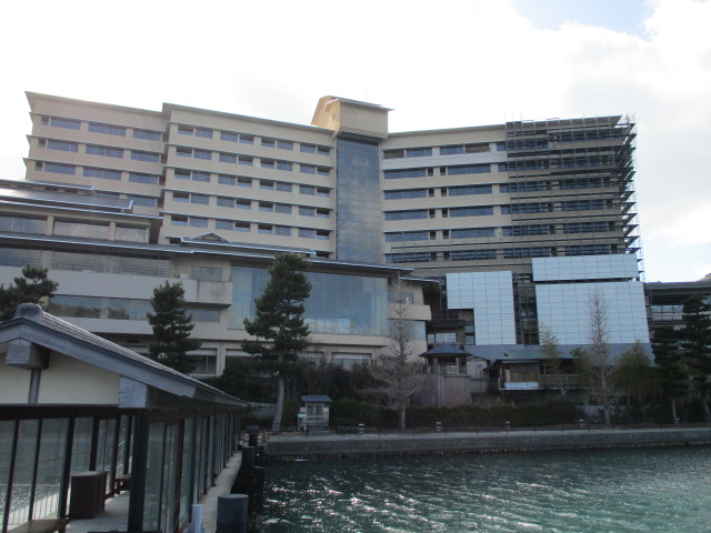 建物の解体準備が進む「ホテル九重」。解体後の活用は未定だ